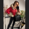 Czerwona kurtka puchowa z odpinanym futerkiem i pomponami